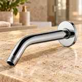 Brazo para ducha con chapetón, presentado suelto en un ambiente de baño; no incluye cabezal ni decoración.