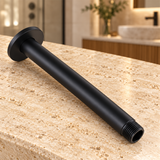 Brazo para ducha con chapetón, presentado suelto en un ambiente de baño; no incluye cabezal ni decoración.
