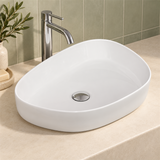 Lavamanos Triangle Blanco Esmaltado 55 × 42 cm: ambientación cercana. Grifería, desagüe y mueble no incluidos.
