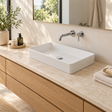 Lavamanos Cubik Blanco Esmaltado 61 × 35 cm: ambientación amplia. Grifería, desagüe y mueble no incluidos.