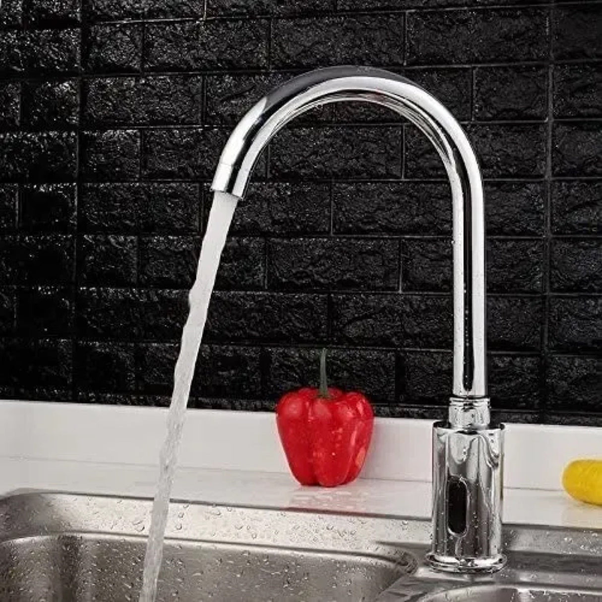 Grifería electrónica cuello cisne instalada en lavaplatos