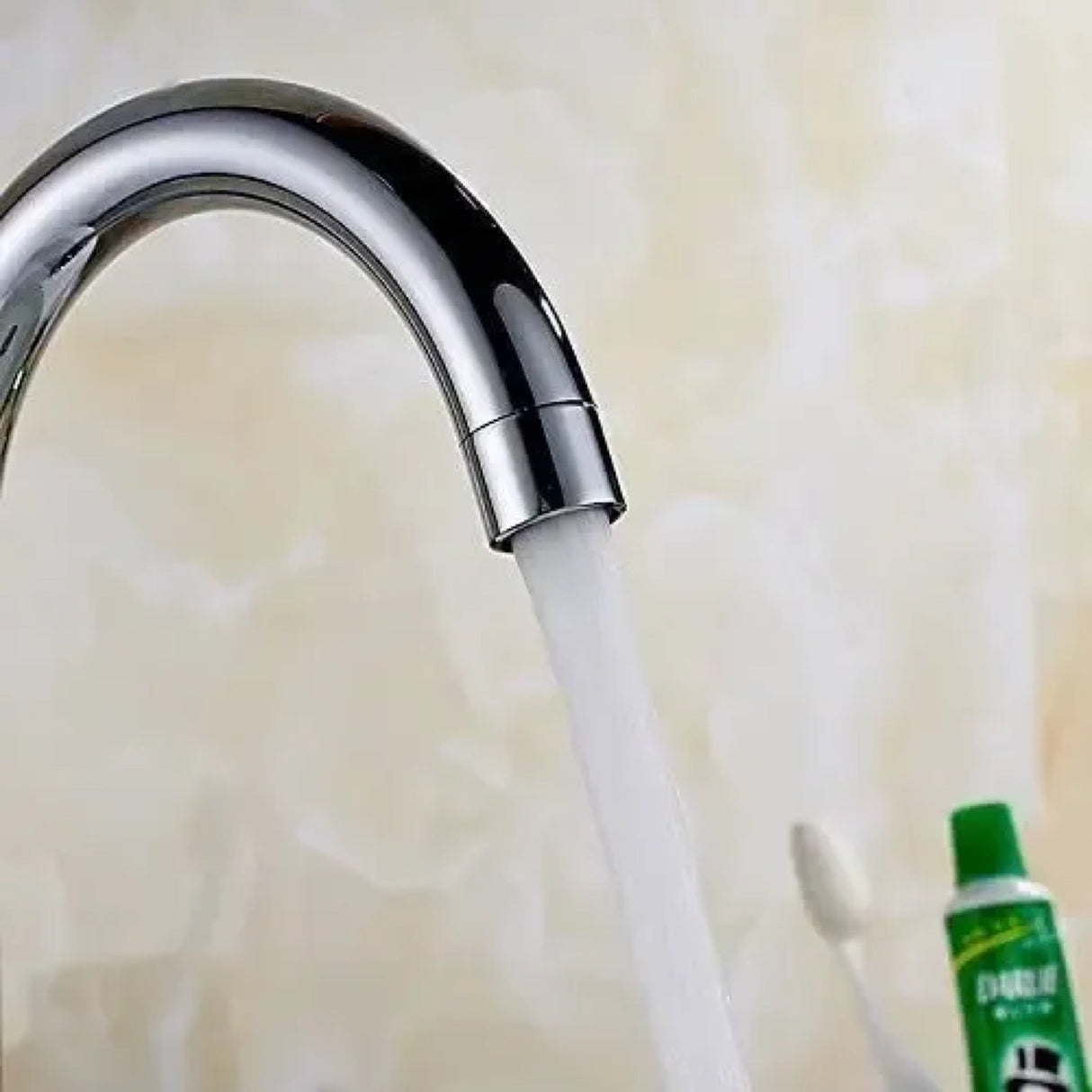 Detalle del flujo de agua en la grifería cuello cisne