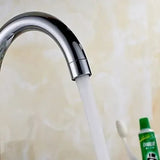 Detalle del flujo de agua en la grifería cuello cisne