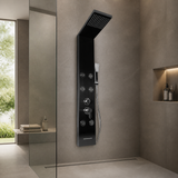 Torre de ducha negra instalada a escala en un baño contemporáneo
