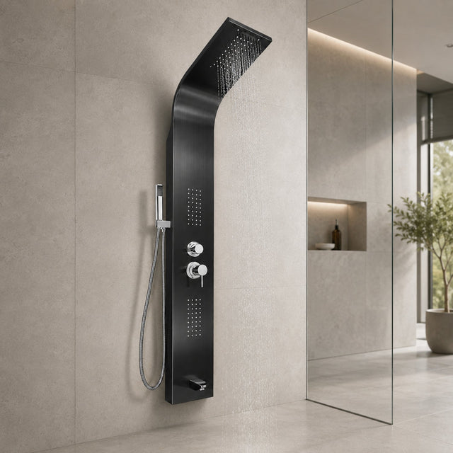 Torre de ducha negra instalada en baño contemporáneo
